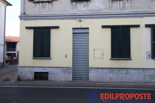 Locale commerciale in vendita a Cogliate