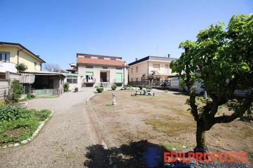Villa in vendita a Lazzate
