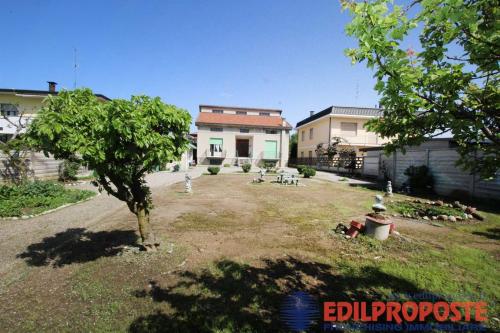 Villa in vendita a Lazzate