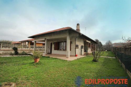 Villa in vendita a Lazzate