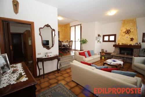 Villa in vendita a Lazzate