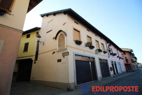 Locale commerciale in vendita a Lazzate