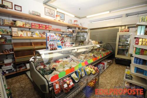 Locale commerciale in vendita a Lazzate