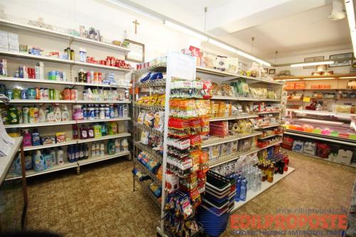 Locale commerciale in vendita a Lazzate