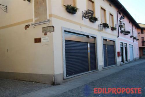 Locale commerciale in vendita a Lazzate
