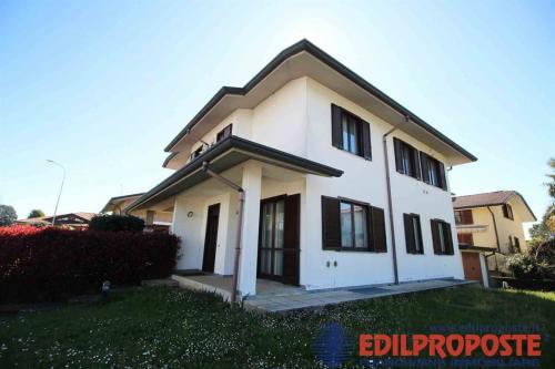 Villa in vendita a Lazzate