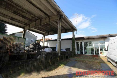 Capannone in vendita a Lazzate