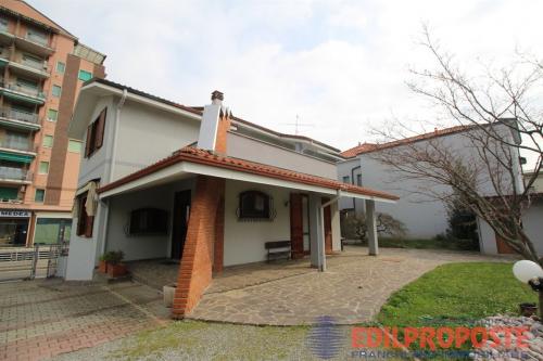 Villa in vendita a Lazzate