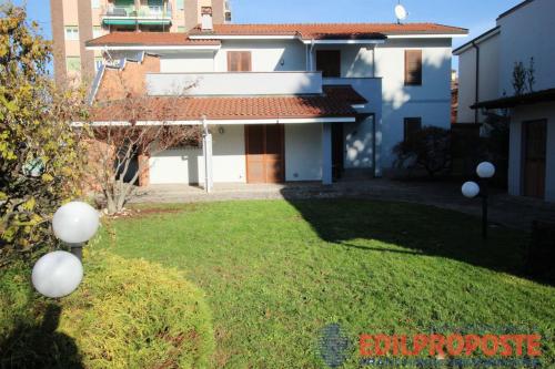 Villa in vendita a Lazzate