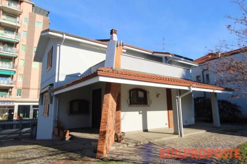 Villa in vendita a Lazzate