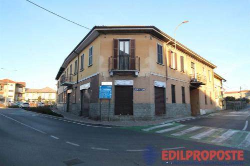 Locale commerciale in affitto a Lazzate