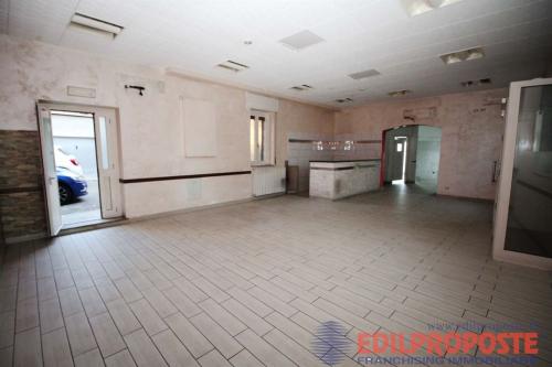 Locale commerciale in affitto a Lazzate