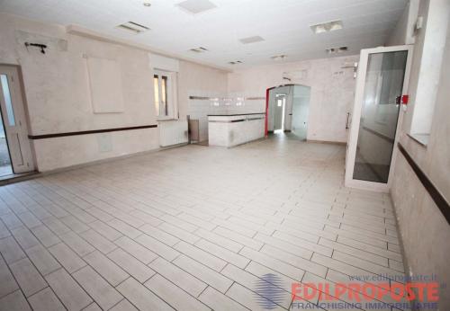 Locale commerciale in affitto a Lazzate