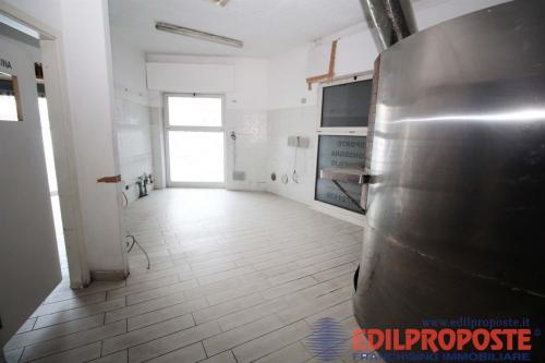 Locale commerciale in affitto a Lazzate