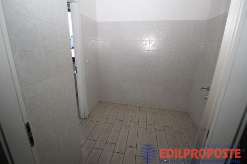 Locale commerciale in affitto a Lazzate