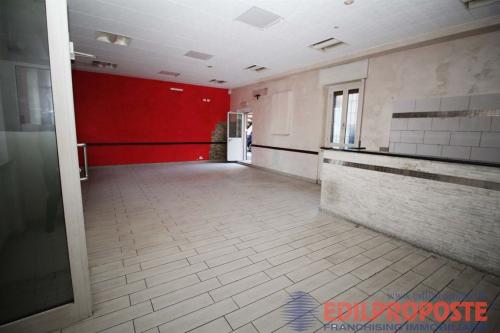 Locale commerciale in affitto a Lazzate