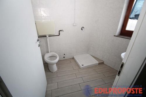 Locale commerciale in affitto a Lazzate