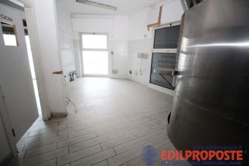 Locale commerciale in affitto a Lazzate