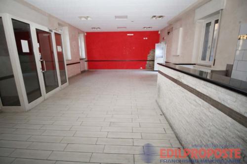 Locale commerciale in affitto a Lazzate