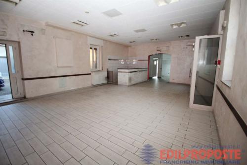Locale commerciale in affitto a Lazzate