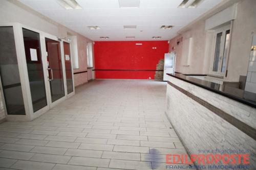 Locale commerciale in affitto a Lazzate