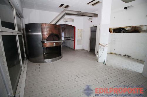 Locale commerciale in affitto a Lazzate