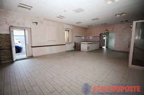 Locale commerciale in vendita a Lazzate