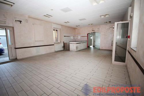 Locale commerciale in vendita a Lazzate