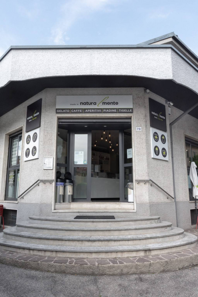 Locale commerciale in vendita a Lazzate