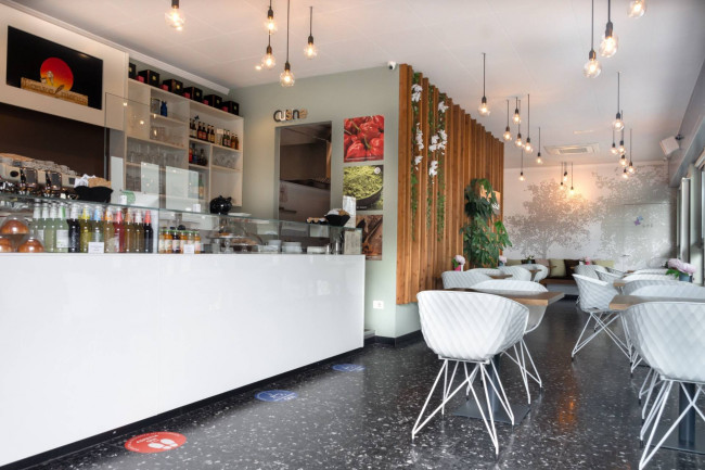 Locale commerciale in vendita a Lazzate