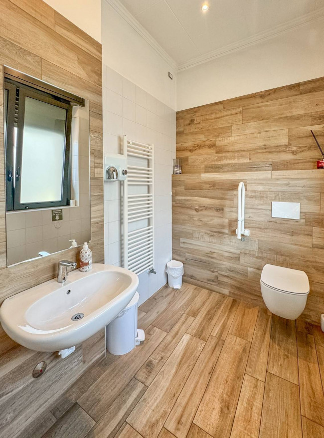 Locale commerciale in vendita a Lazzate