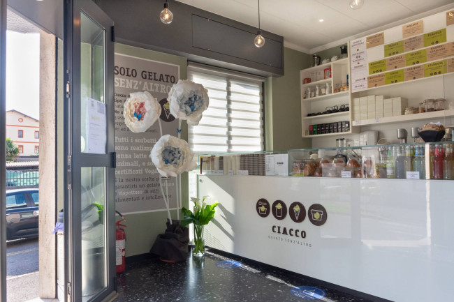 Locale commerciale in vendita a Lazzate