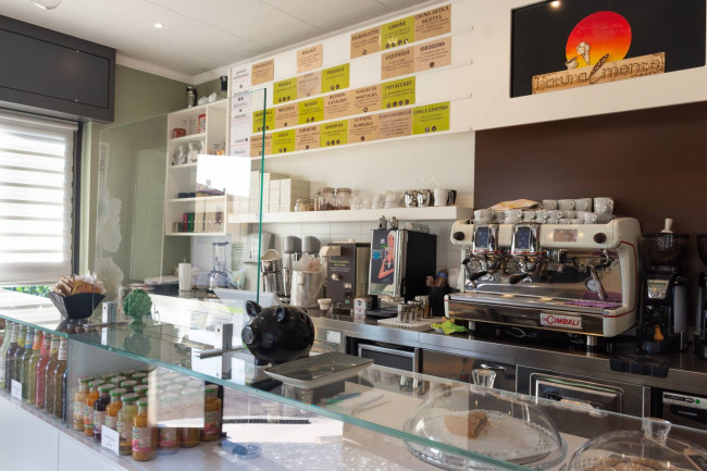 Locale commerciale in vendita a Lazzate