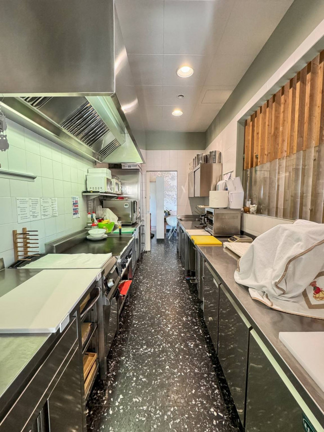 Locale commerciale in vendita a Lazzate