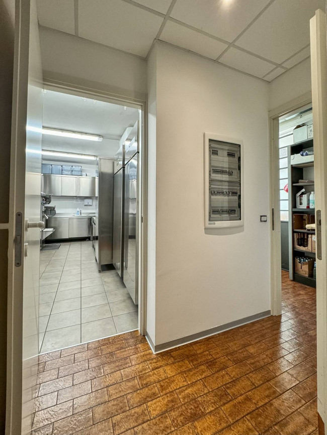 Locale commerciale in vendita a Lazzate