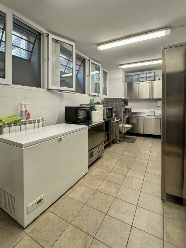 Locale commerciale in vendita a Lazzate