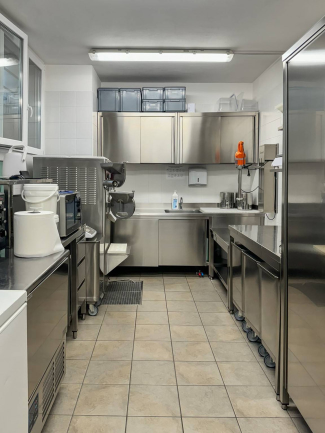 Locale commerciale in vendita a Lazzate