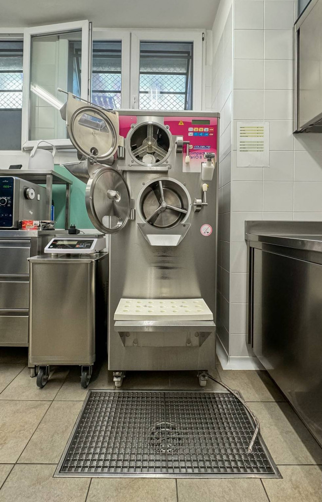 Locale commerciale in vendita a Lazzate