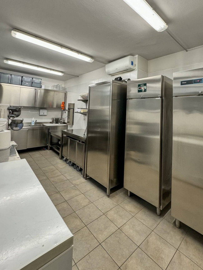 Locale commerciale in vendita a Lazzate