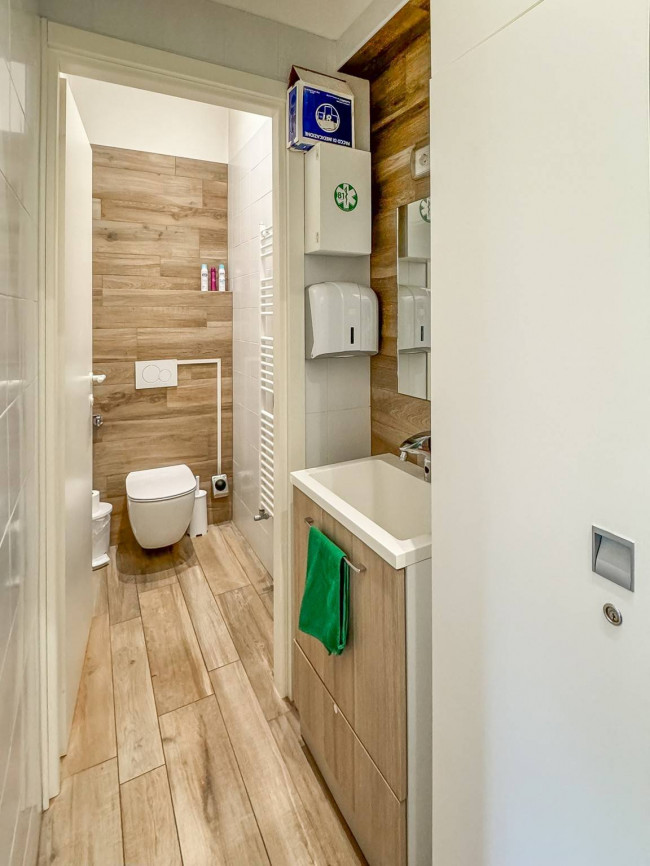 Locale commerciale in vendita a Lazzate