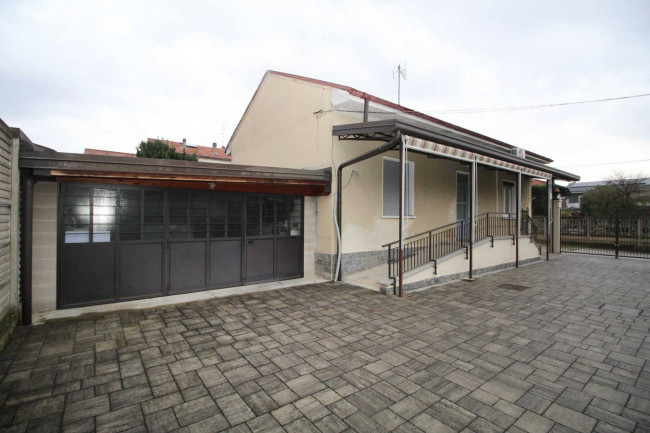 Casa singola in affitto a Lazzate