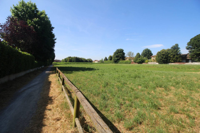 Terreno edificabile in vendita a Lazzate