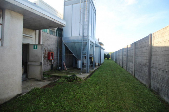 Capannone in vendita a Lazzate