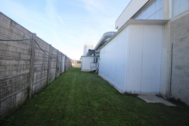 Capannone in vendita a Lazzate