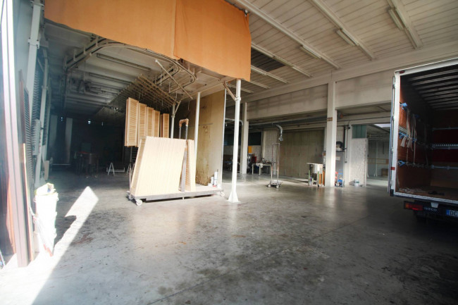 Capannone in vendita a Lazzate