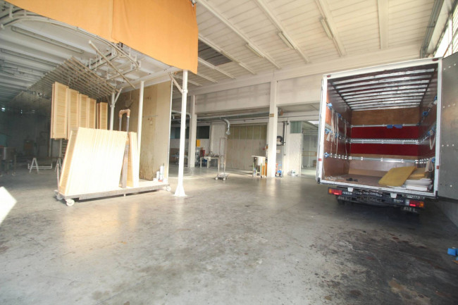 Capannone in vendita a Lazzate