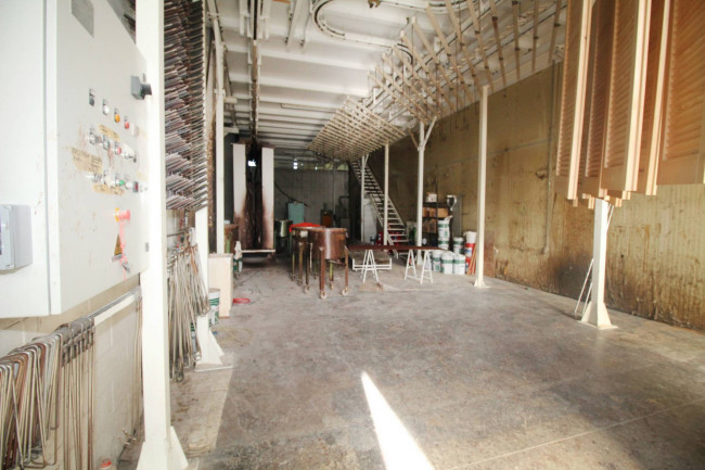 Capannone in vendita a Lazzate