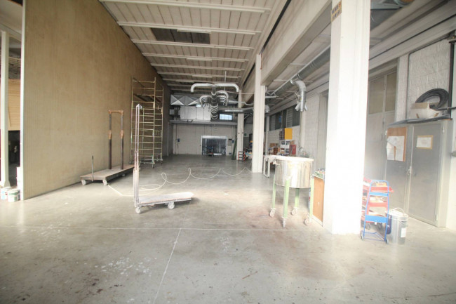 Capannone in vendita a Lazzate