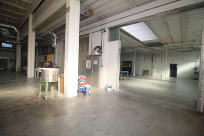 Capannone in vendita a Lazzate