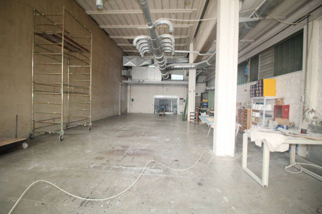 Capannone in vendita a Lazzate